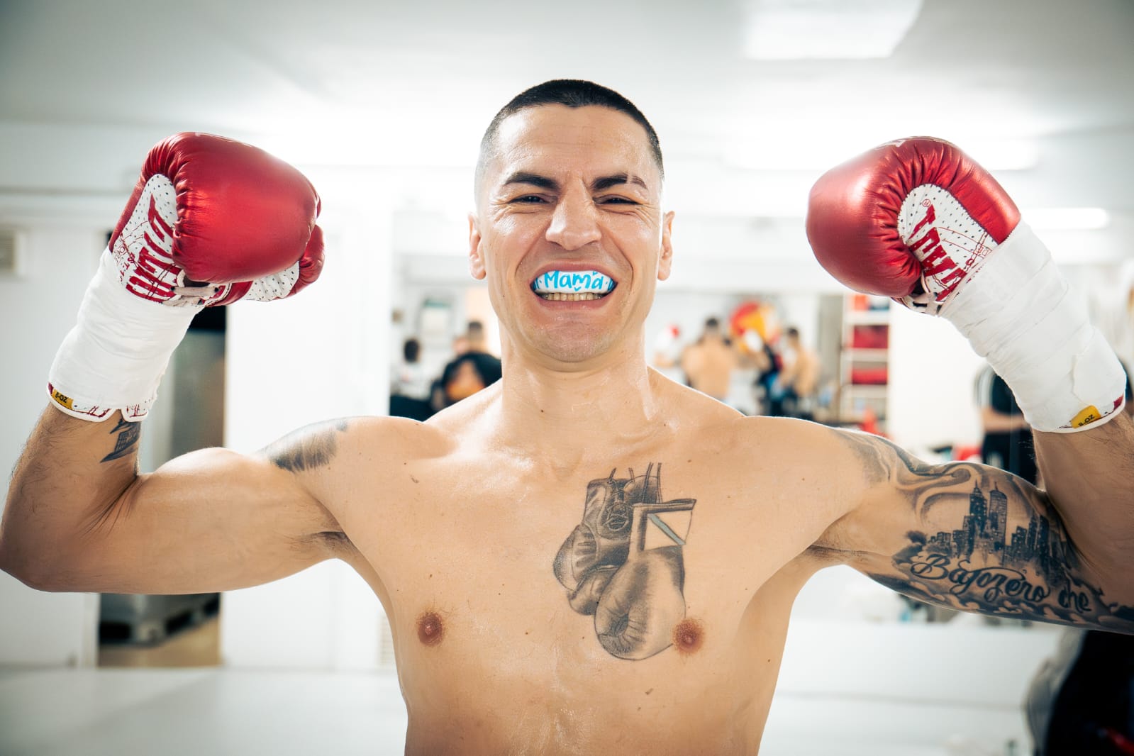Boxeador Kike Garcia con su bucal personalizado